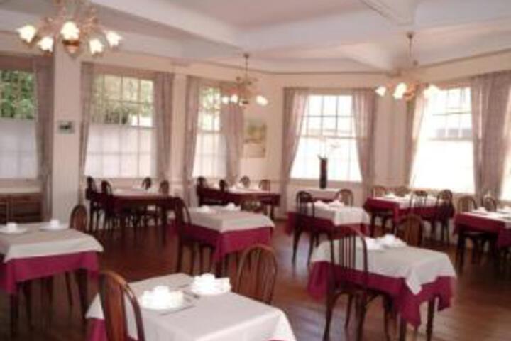 Dining 8 of 23