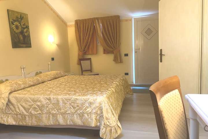 Room 42 of 100