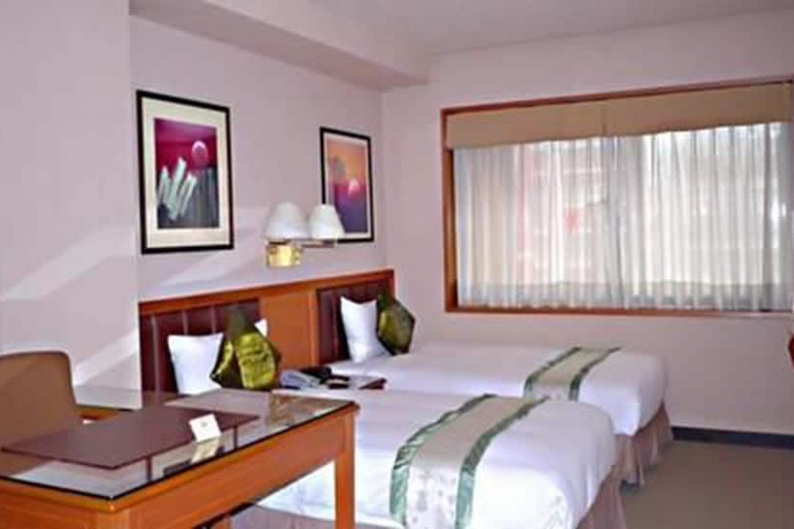 Room 5 of 33