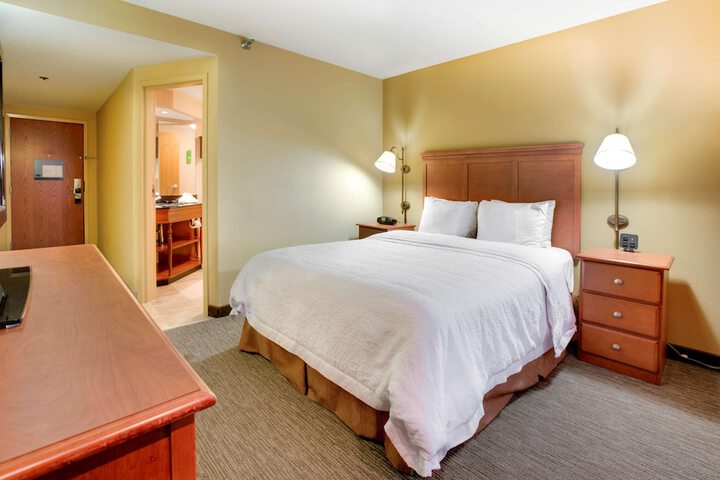 1 Queen Bed Accessible (10 of 19)