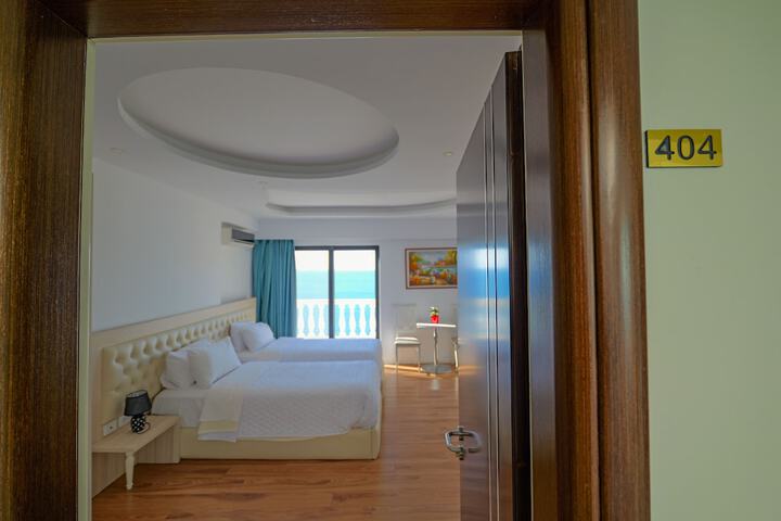Room 4 of 119