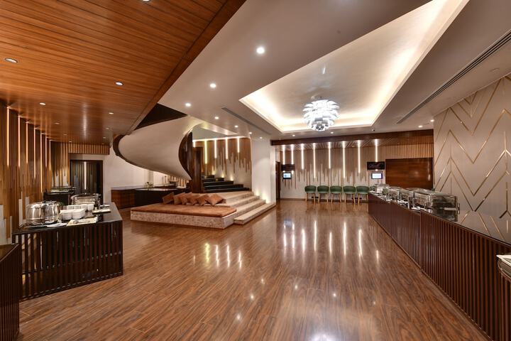 Ballroom/Hall 51 of 70
