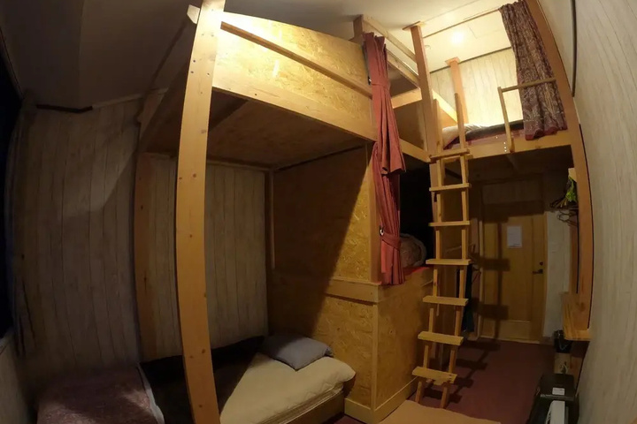 Room 6 of 10