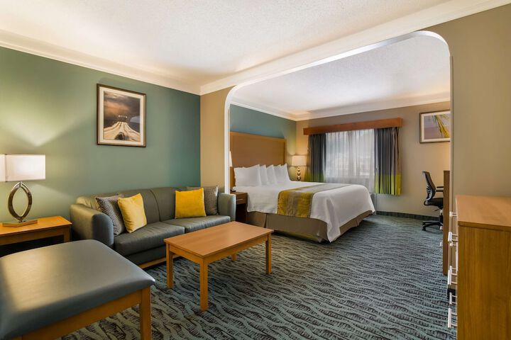 2 Queen Beds High Speed Internet Accessible Microwave, Refrigerator Full Breakfast (10 of 16)