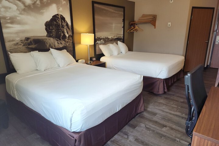 1 Queen Bed Accesible (10 of 17)
