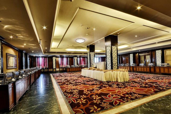 Ballroom/Hall 74 of 95