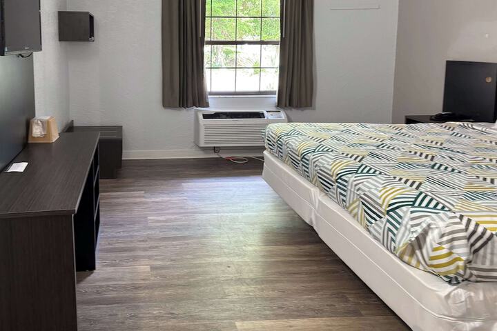 1 King Bed (5 of 19)