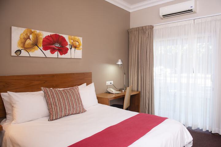 Room 6 of 33