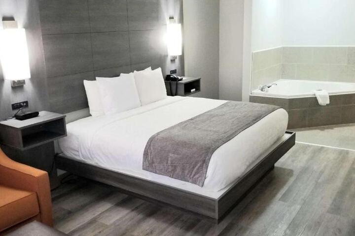 1 King Bed Sofa Bed Microwave and Refrigerator High Speed Internet Accessible Full Breakfast (3 of 9)