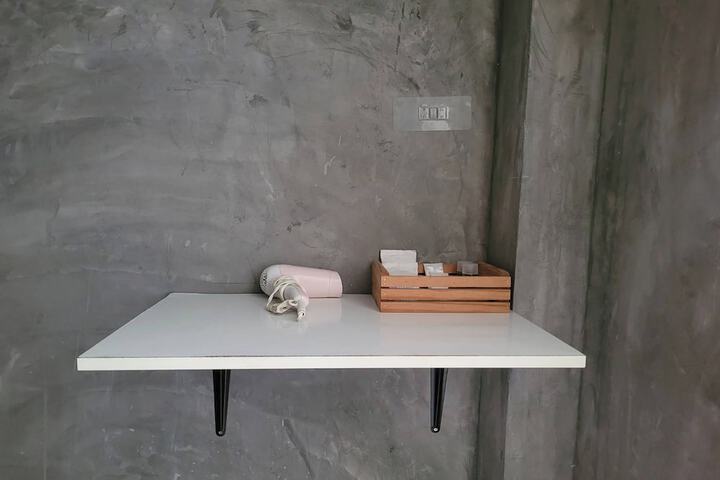 Room 6 of 28