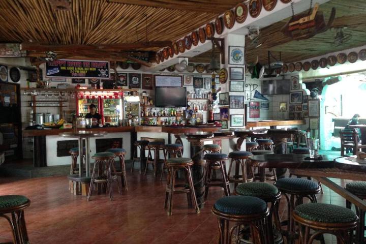 Harleys Pub & Hotel