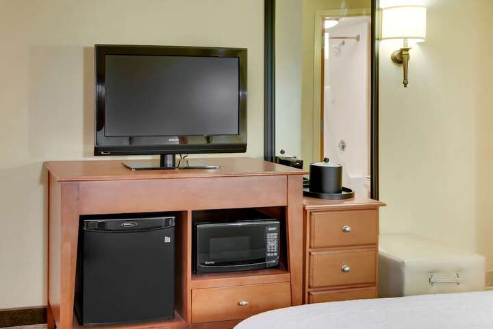 1 Queen Bed Accessible (19 of 19)