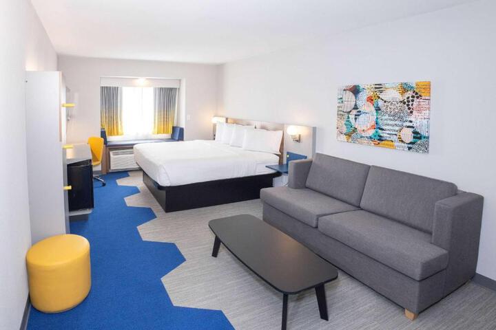 1 King Bed Suite (4 of 9)