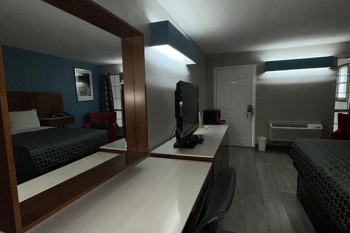 1 King Bed (1 of 20)