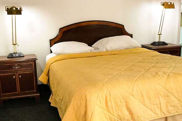 1 King Bed (4 of 27)