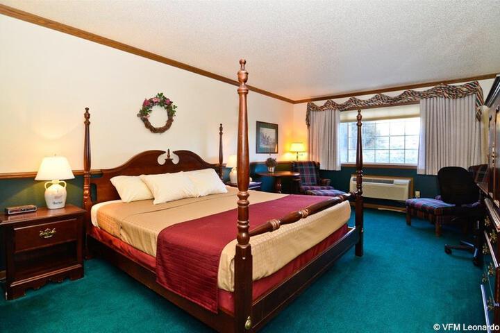 1 King Bed Accessible (19 of 28)