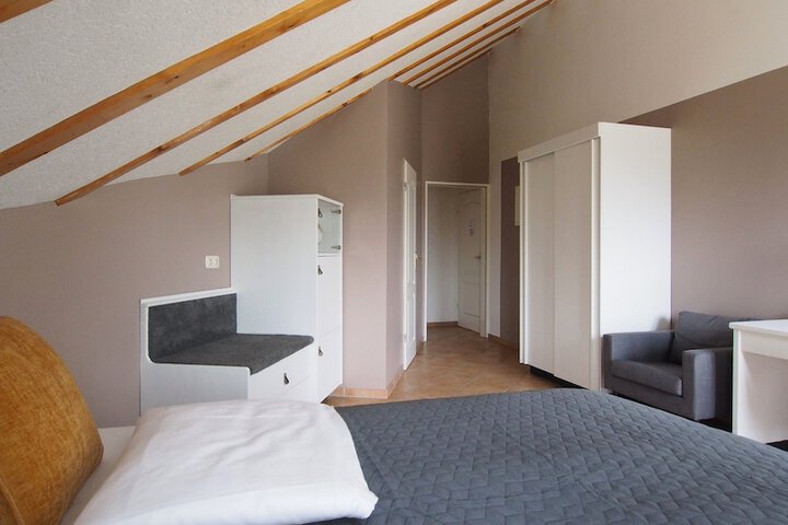 Room 52 of 136