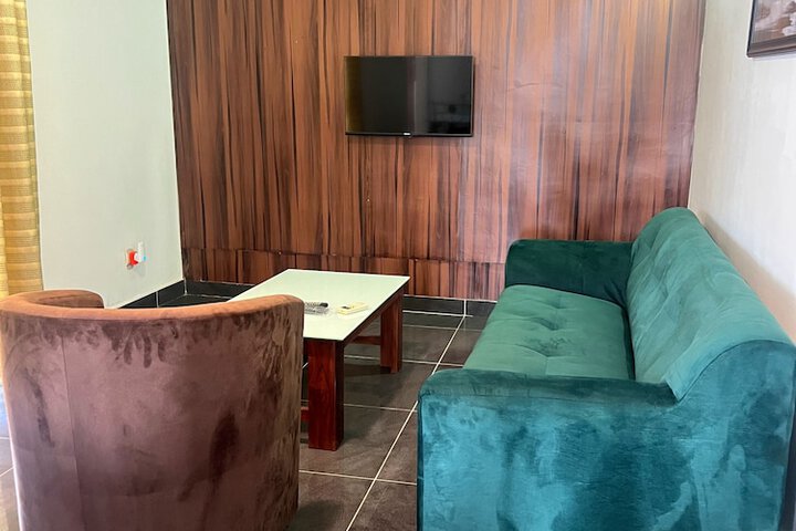 Lounge 125 of 137