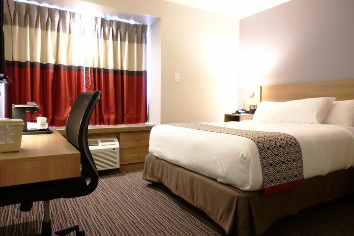 1 Queen Bed (2 of 50)