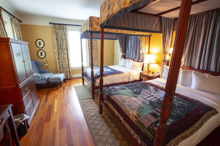 Deluxe Queen Bed (15 of 16)