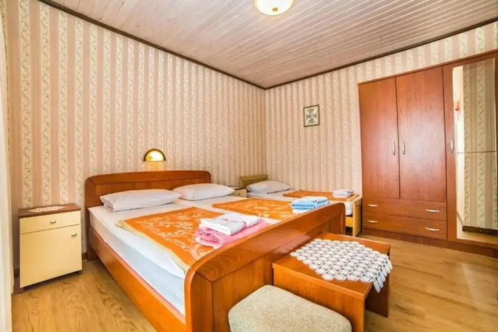 Room 4 of 16