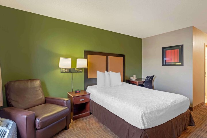 Studio Accessible Queen Size Bed (1 of 13)