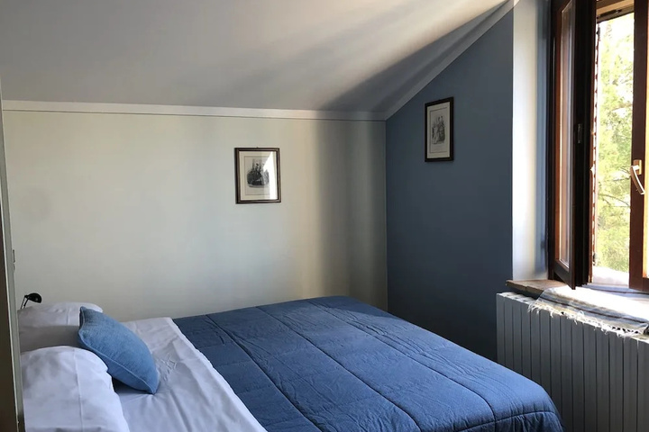 Room 6 of 14
