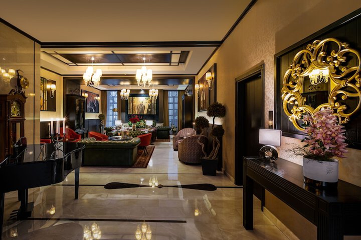 Lounge 82 of 105