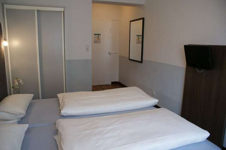 Room 8 of 33