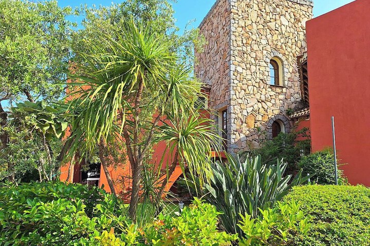 Hotel Exterior 67 of 73