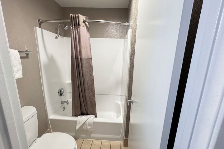 2 Queen Beds Refrigerator (8 of 10)