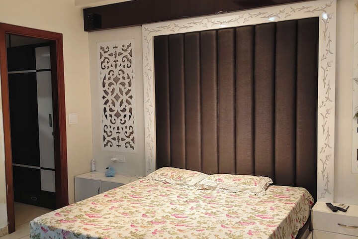 Room 2 of 8