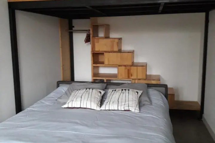 Room 4 of 9