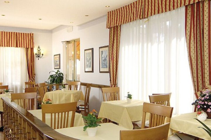 Dining 13 of 17