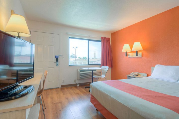 1 Queen Bed (6 of 6)