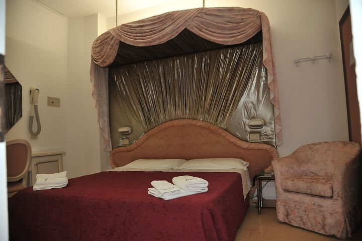 Room 6 of 42