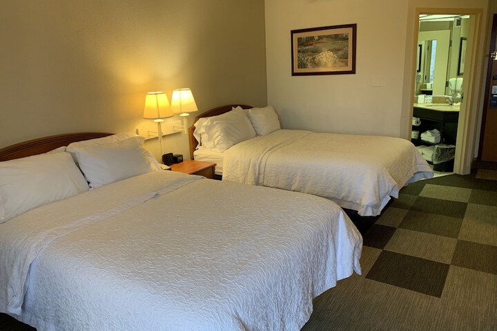 2 Queen Beds (4 of 4)