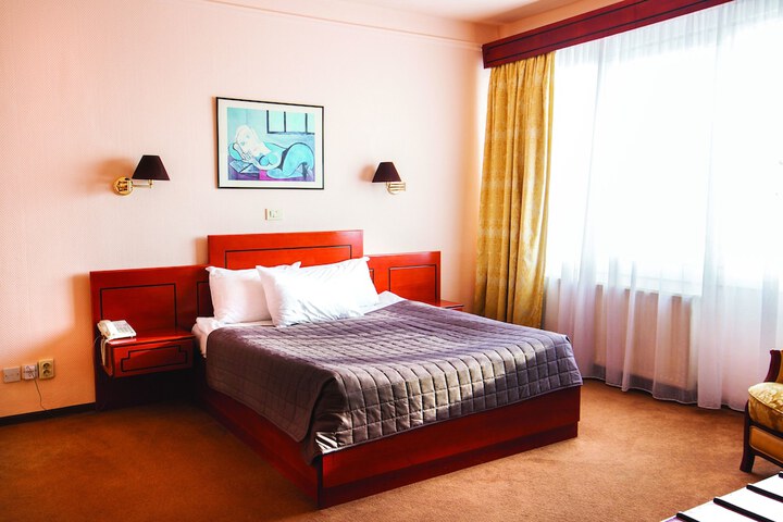 Room 28 of 97