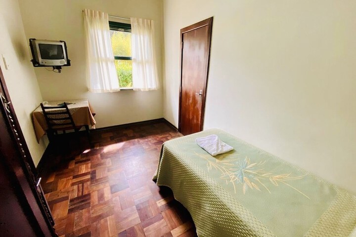 Room 8 of 100