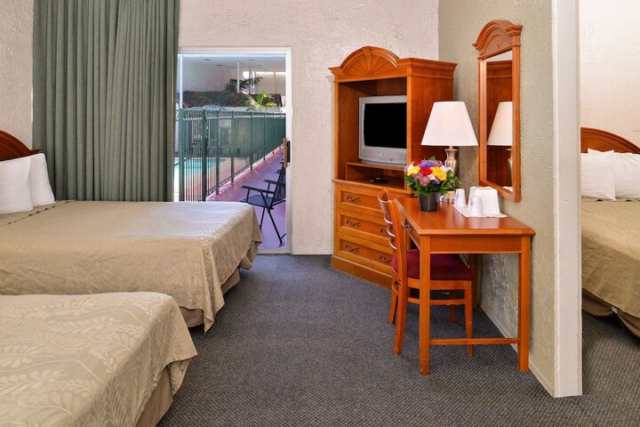 2 Double Beds (4 of 8)