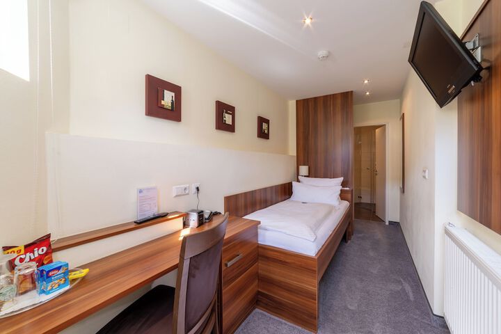 Room 8 of 38
