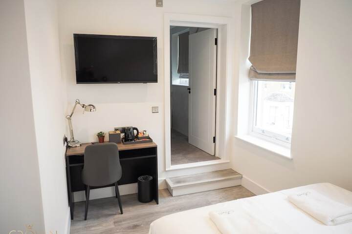 Room 4 of 87
