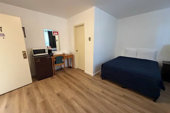 Room 6 of 18