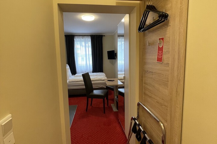 Room 44 of 99