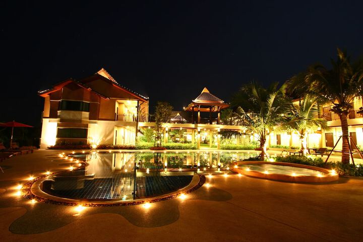 Hotel Pool