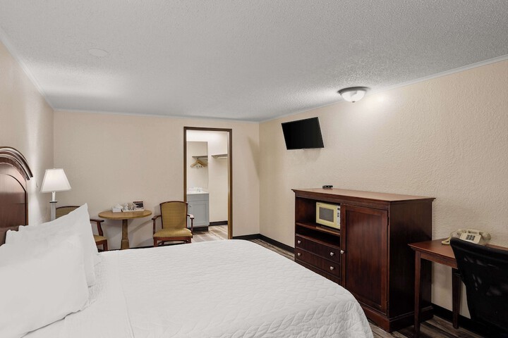 1 Queen Bed (11 of 19)