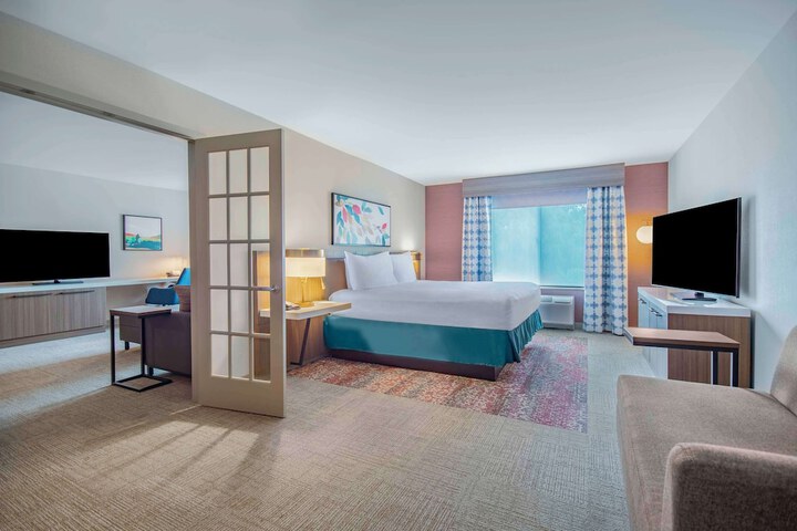 1 King Premium with in Room Drinks Snacks (6 of 17)