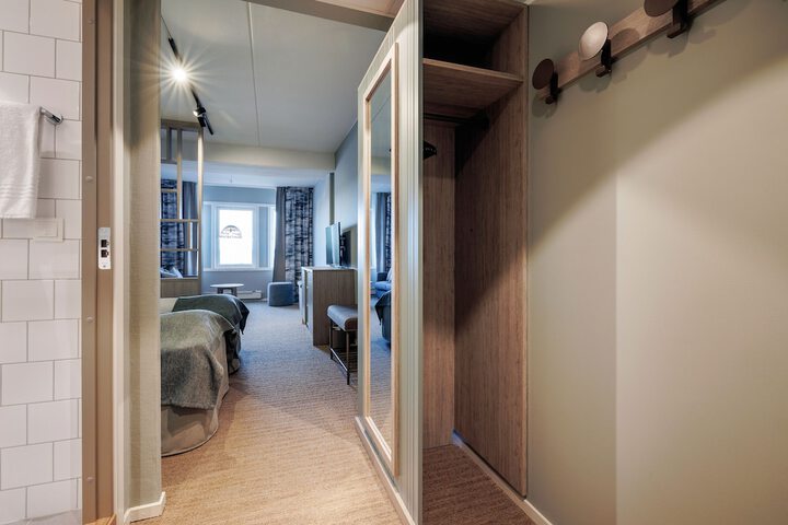 Room 13 of 77