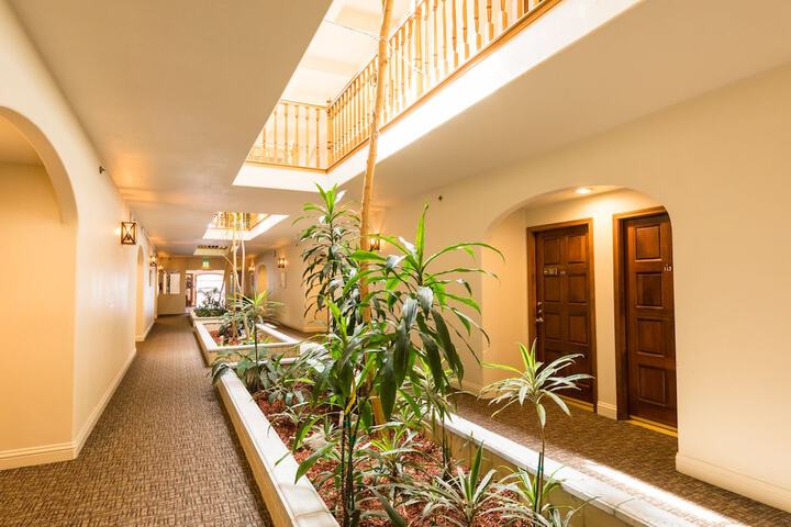 Ballroom/Hall 37 of 43