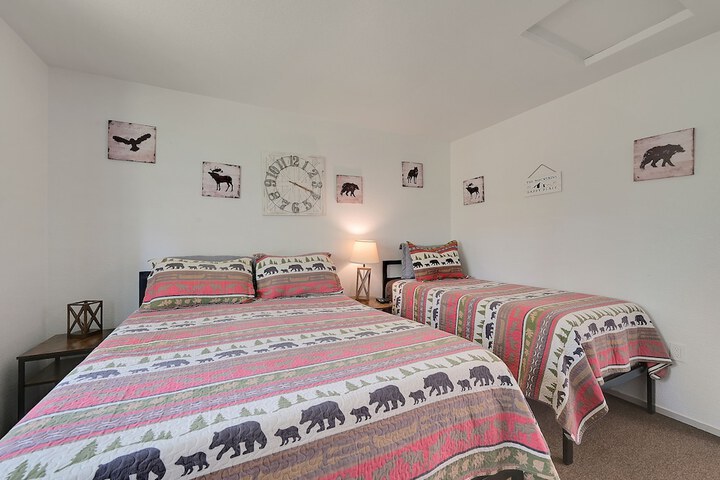 1 Queen Bed (97 of 103)